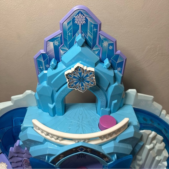 Fisher Price Little People Disney Frozen Elsa’s Ice Palace with Elsa figure ❄️ - Picture 5 of 15